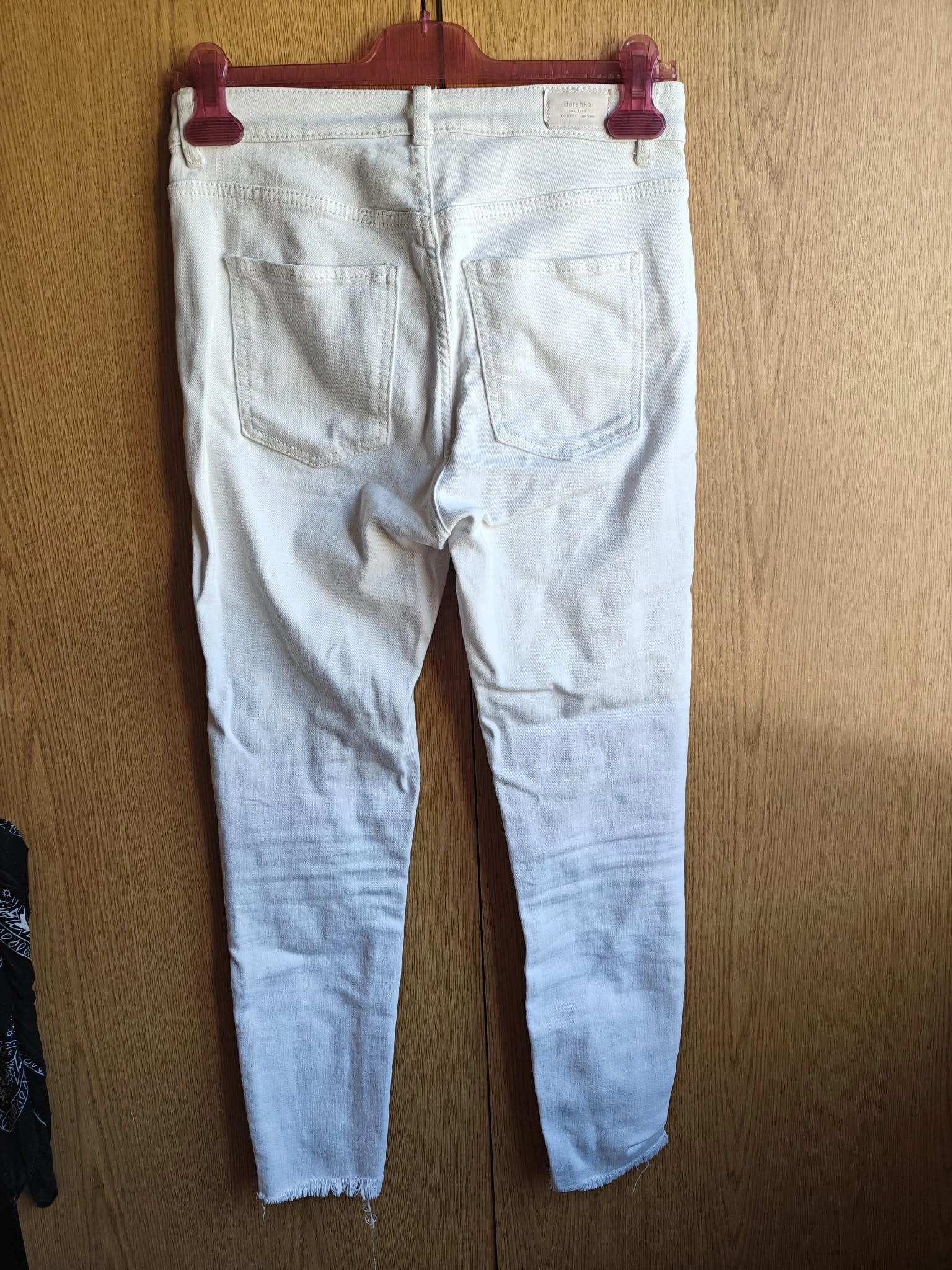 White pants with a modern and relaxed touch – photo 3